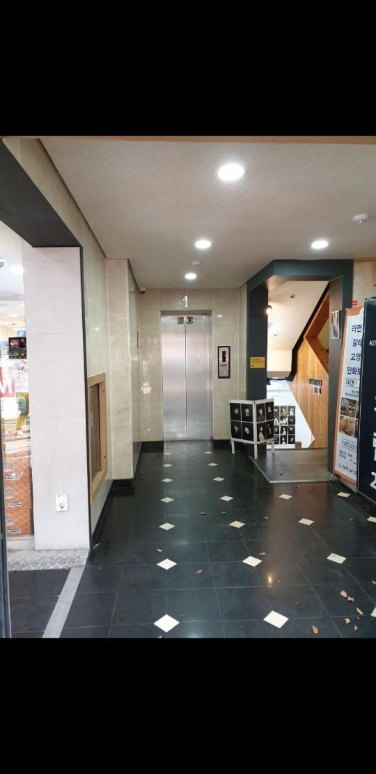 Hongdae T *