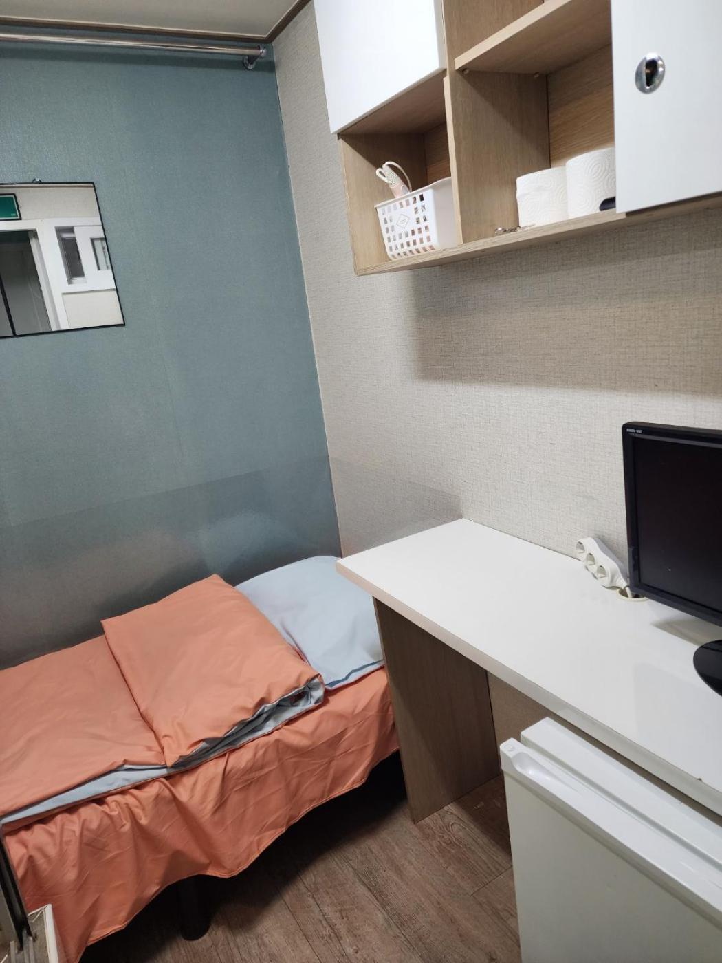 Capsule hotel Hongdae T *